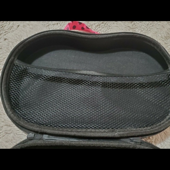 Bra & swimsuit carrier travel makeup - Picture 5 of 7